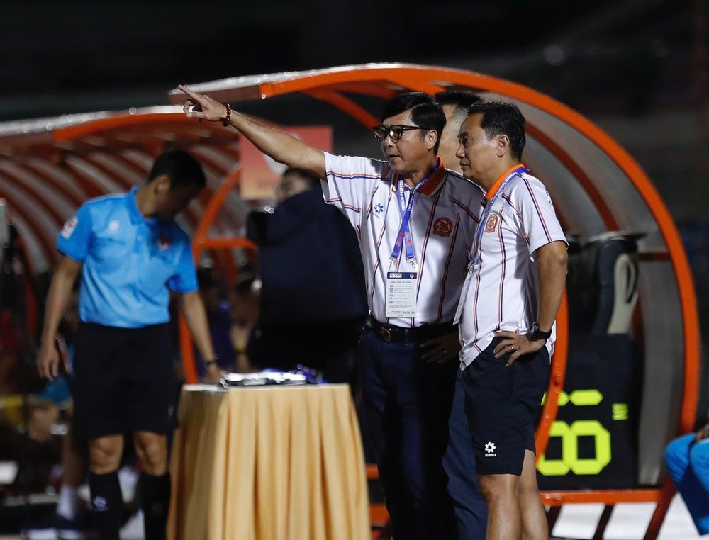 HLV Lê Huỳnh Đức thở phào nhẹ nhõm với 3 điểm có được trên sân Hà Tĩnh. Ảnh: CATPHCM