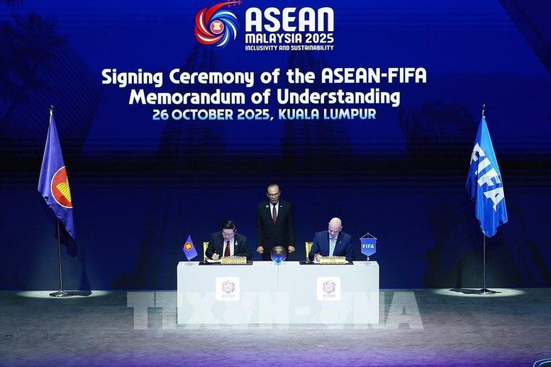 Chủ tịch Liên đoàn Bóng đá thế giới (FIFA) Gianni Infantino và Tổng Thư ký ASEAN Kao Kim Hourn ký biên bản ghi nhớ giữa ASEAN – Liên đoàn Bóng đá Quốc tế (FIFA)