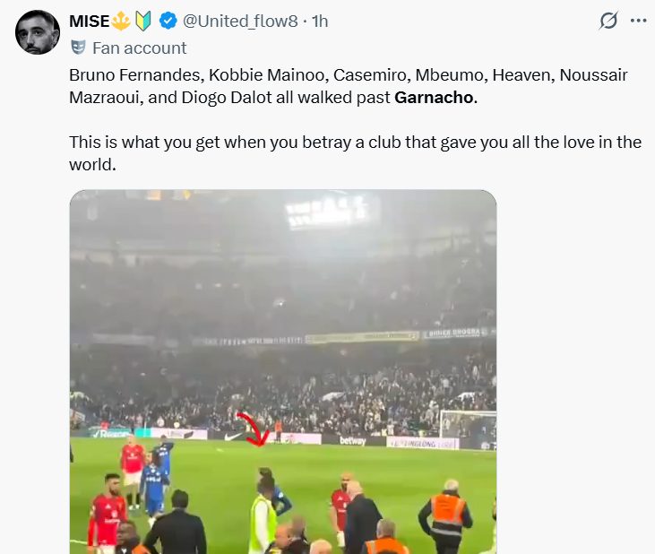 Một đoạn clip cho thấy Garnacho bị một loạt đồng đội cũ phớt lờ sau trận