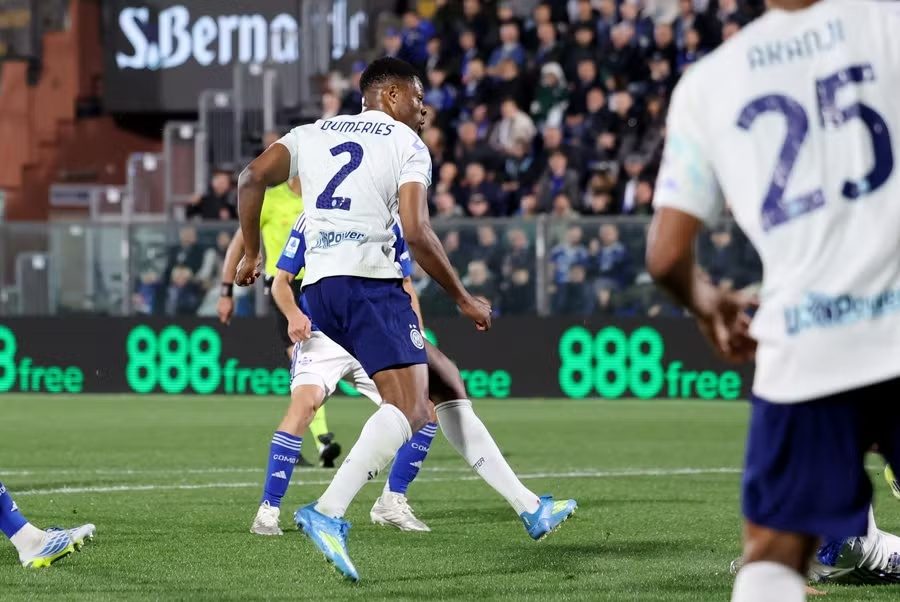 Dumfries rực sáng với 1 cú đúp