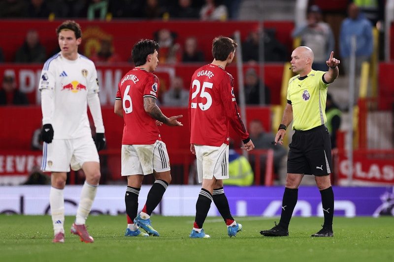 Lisandro Martinez bị đuổi vì kéo tóc Dominic Calvert-Lewin