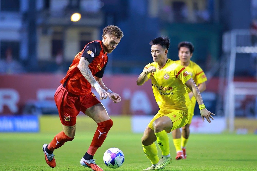 PVF CAND (áo vàng) thua CLB Ninh Bình vì dứt điểm kém