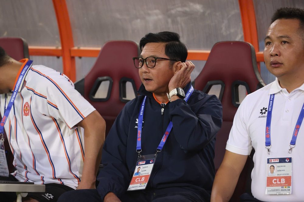 HLV Lê Huỳnh Đức thừa nhận CLB mất tự tin sau chuỗi trận thua đậm liên tục. Ảnh: Hoàng Linh