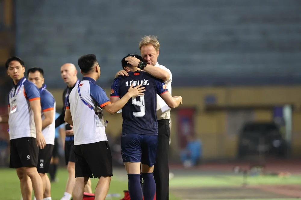 Đình Bắc giúp Công an Hà Nội bỏ xa Hà Nội FC đến 17 điểm sau vòng 17. Ảnh: VPF