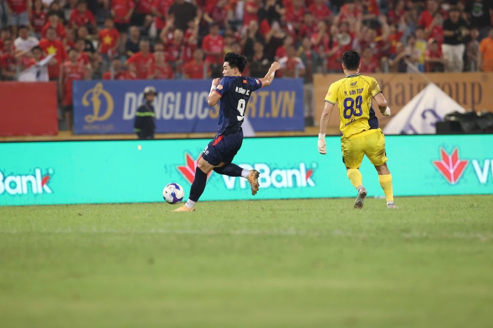 Văn Toản sai lầm giúp Đình Bắc ghi bàn đầu tiên ở V-League mùa này. Ảnh: Hoàng Linh