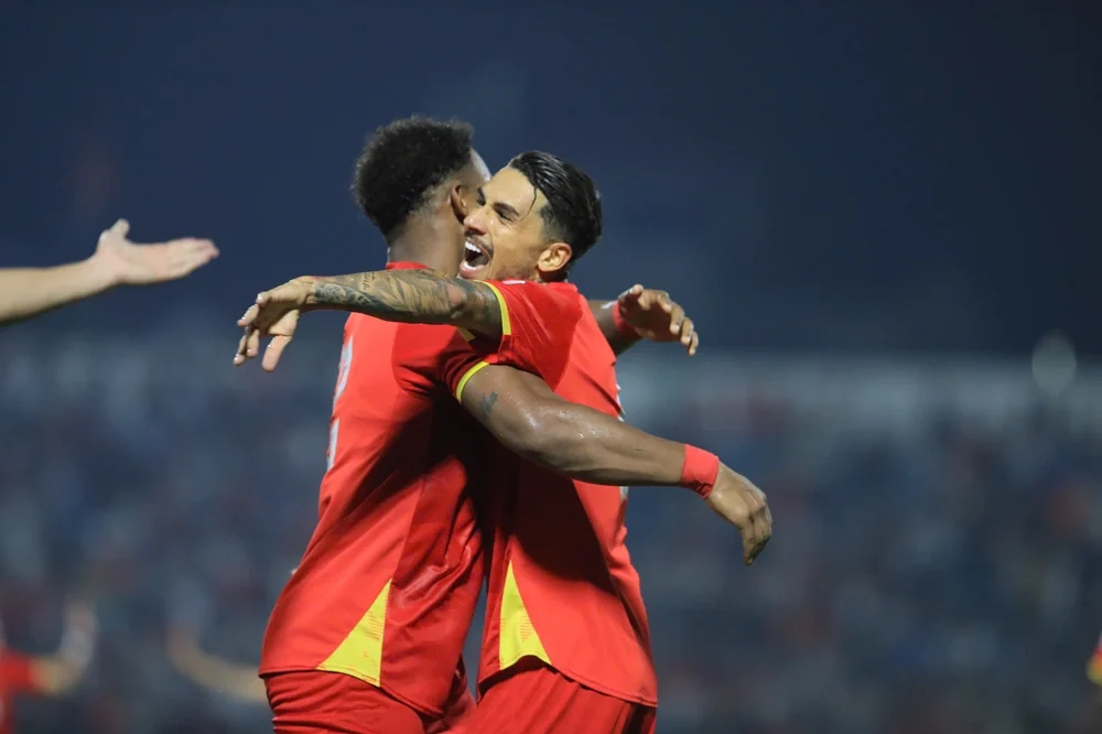 Hên rất ăn ý với Son do nhiều năm thi đấu chung ở Bình Định, Nam Định. Ảnh: Hoàng Linh