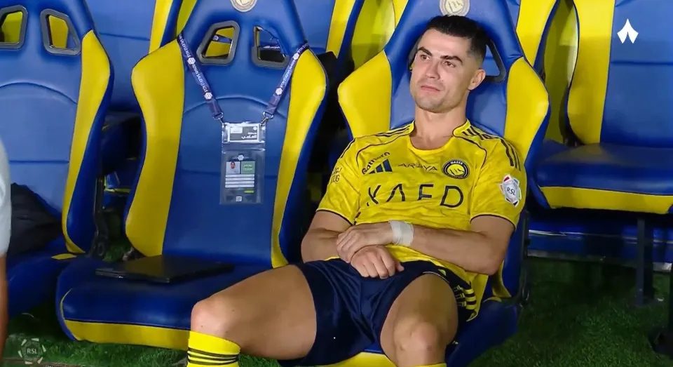 Ronaldo thất vọng khi thủ môn phản lưới nhà khiến Al-Nassr lỡ cơ hội vô địch - Ảnh 3. Ronaldo thất vọng khi thủ môn phản lưới nhà khiến Al-Nassr lỡ cơ hội vô địch - Ảnh 3.