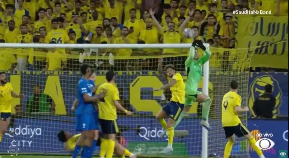 Ronaldo thất vọng khi thủ môn phản lưới nhà khiến Al-Nassr lỡ cơ hội vô địch - Ảnh 2. Ronaldo thất vọng khi thủ môn phản lưới nhà khiến Al-Nassr lỡ cơ hội vô địch - Ảnh 2.
