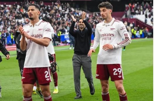 HLV Arne Slot tin rằng Arsenal sẽ vượt qua Man City để vô địch NHA mùa này. HLV Arne Slot tin rang Arsenal se vuot qua Man City de vo dich NHA mua nay.