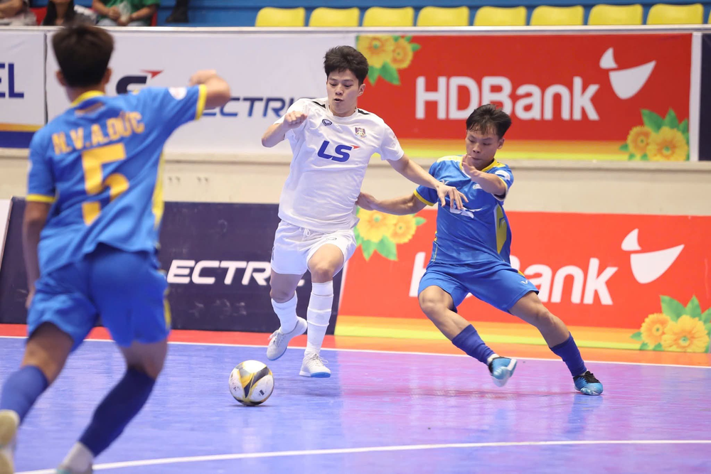 Tin nóng bóng đá Việt Nam hôm nay 30/5: U19 Việt Nam tập buổi đầu tại Indonesia; Thái Sơn Bắc chiếm ngôi đầu giải futsal VĐQG - Ảnh 2. Tin nóng bóng đá Việt Nam hôm nay 30/5: U19 Việt Nam tập buổi đầu tại Indonesia; Thái Sơn Bắc chiếm ngôi đầu giải futsal VĐQG - Ảnh 2.