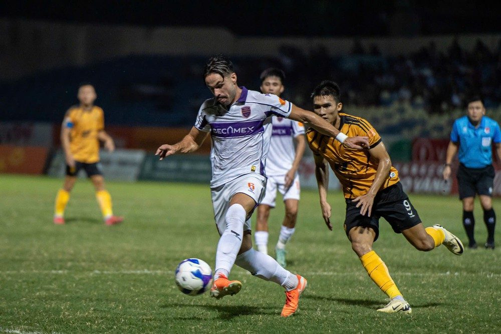Ở lượt đi, hai đội hòa 1-1