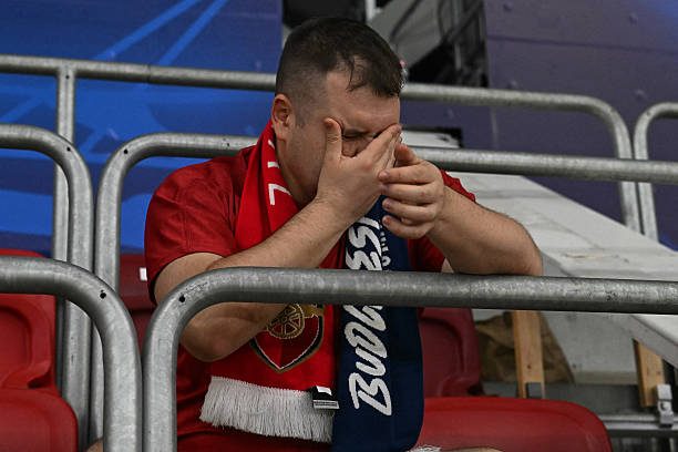 Cầu thủ và CĐV Arsenal đau đớn sau thất bại nghiệt ngã trước PSG ở chung kết Champions League - Ảnh 6.