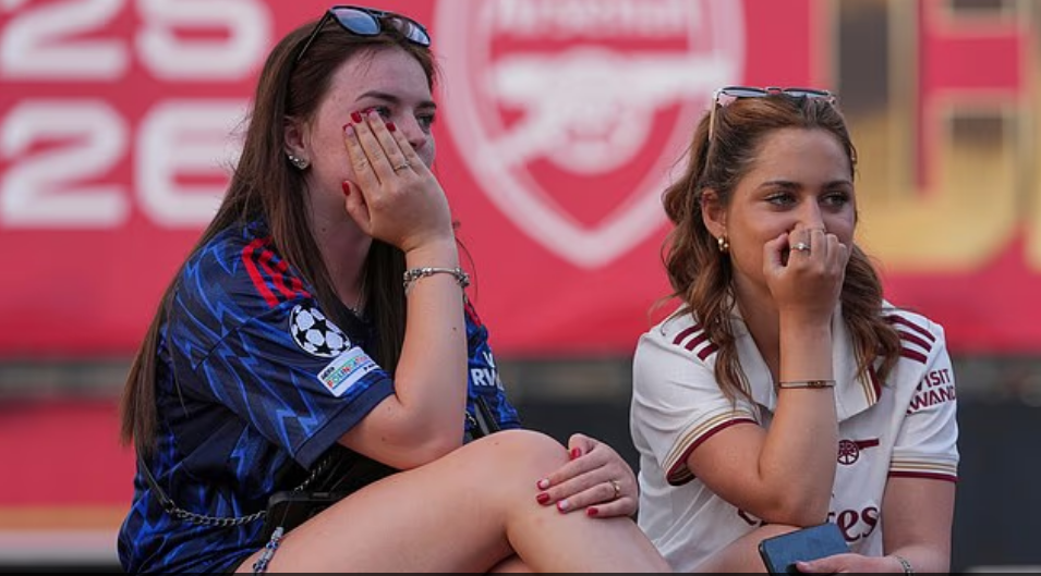 Cầu thủ và CĐV Arsenal đau đớn sau thất bại nghiệt ngã trước PSG ở chung kết Champions League - Ảnh 5.