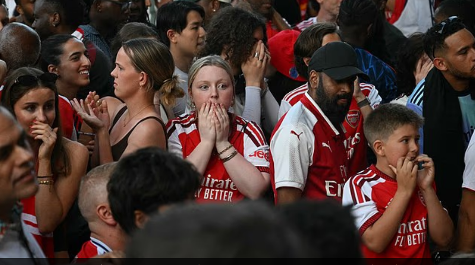 Cầu thủ và CĐV Arsenal đau đớn sau thất bại nghiệt ngã trước PSG ở chung kết Champions League - Ảnh 4.