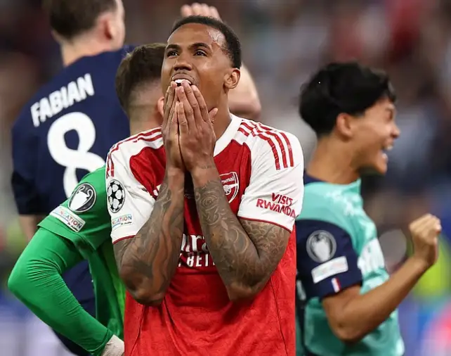 Nỗi buồn của trung vệ Gabriel sau khi đá hỏng quả luân lưu ở chung kết Champions League mùa 2025-2026