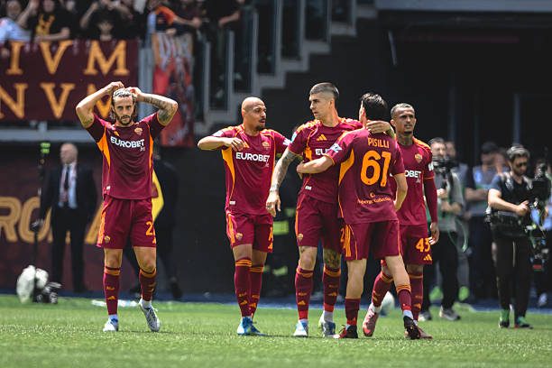 Tại thủ đô Rome, AS Roma giành chiến thắng 2-0 trước Lazio trong trận derby thành Rome để vươn lên vị trí thứ tư Serie A
