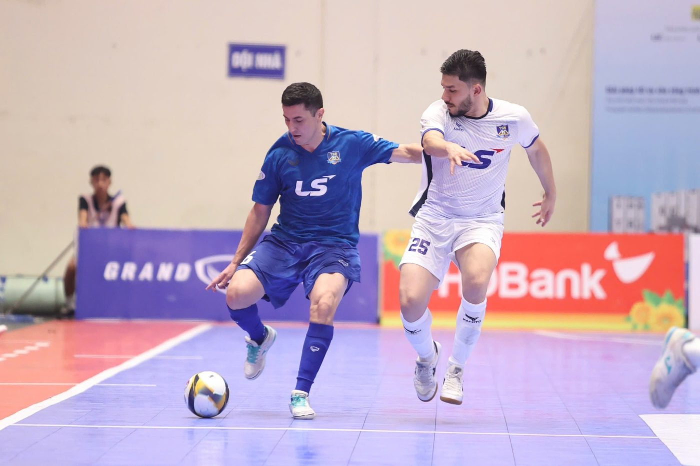 Tin nóng bóng đá Việt hôm nay 21/5: Chủ tịch VFF cảm ơn các CLB vì đội U17 Việt Nam; Hai trọng tài Việt Nam điều hành bán kết Cúp C1 châu Á - Ảnh 2.