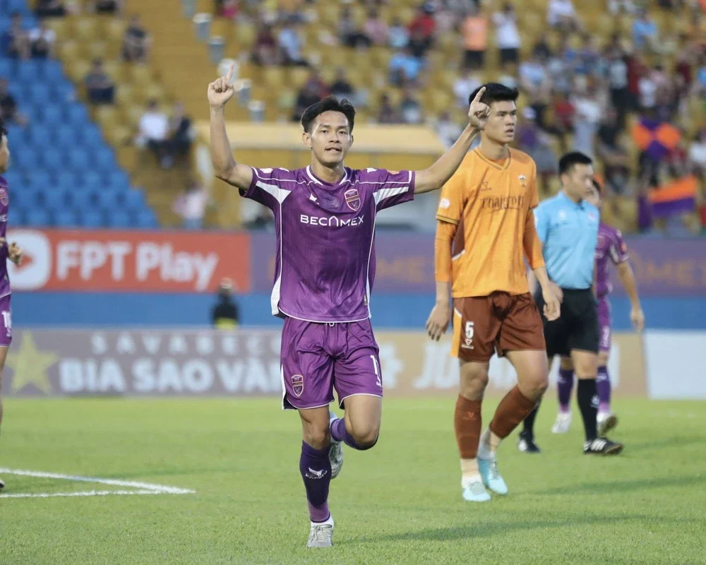 TRỰC TIẾP cuộc đua trụ hạng V-League: Cả Becamex TPHCM, SHB Đà Nẵng và PVF-CAND đều dẫn trước - Ảnh 3. TRỰC TIẾP cuộc đua trụ hạng V-League: Cả Becamex TPHCM, SHB Đà Nẵng và PVF-CAND đều dẫn trước - Ảnh 3.