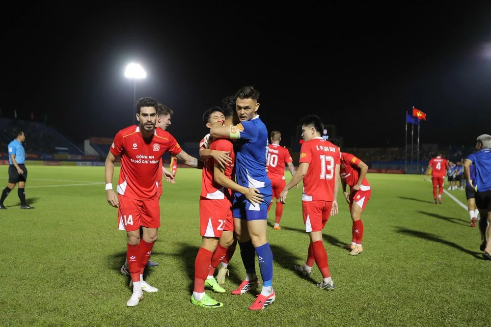 Hai thái cực của Tiến Linh trong ngày hạ màn V-League 2025/26 - Ảnh 2. Hai thái cực của Tiến Linh trong ngày hạ màn V-League 2025/26 - Ảnh 2.