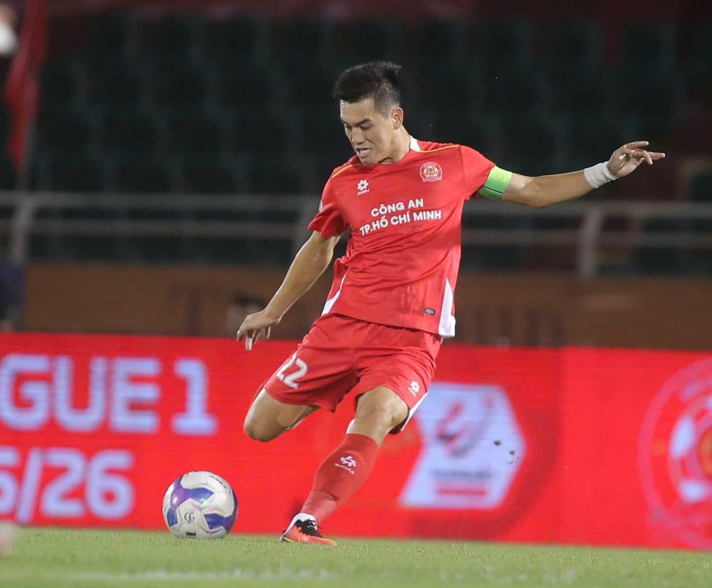 Hai thái cực của Tiến Linh trong ngày hạ màn V-League 2025/26 - Ảnh 1. Hai thái cực của Tiến Linh trong ngày hạ màn V-League 2025/26 - Ảnh 1.