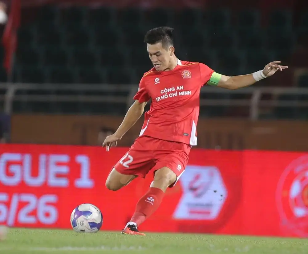 Hai thái cực của Tiến Linh trong ngày hạ màn V-League 2025/26 - Ảnh 1.