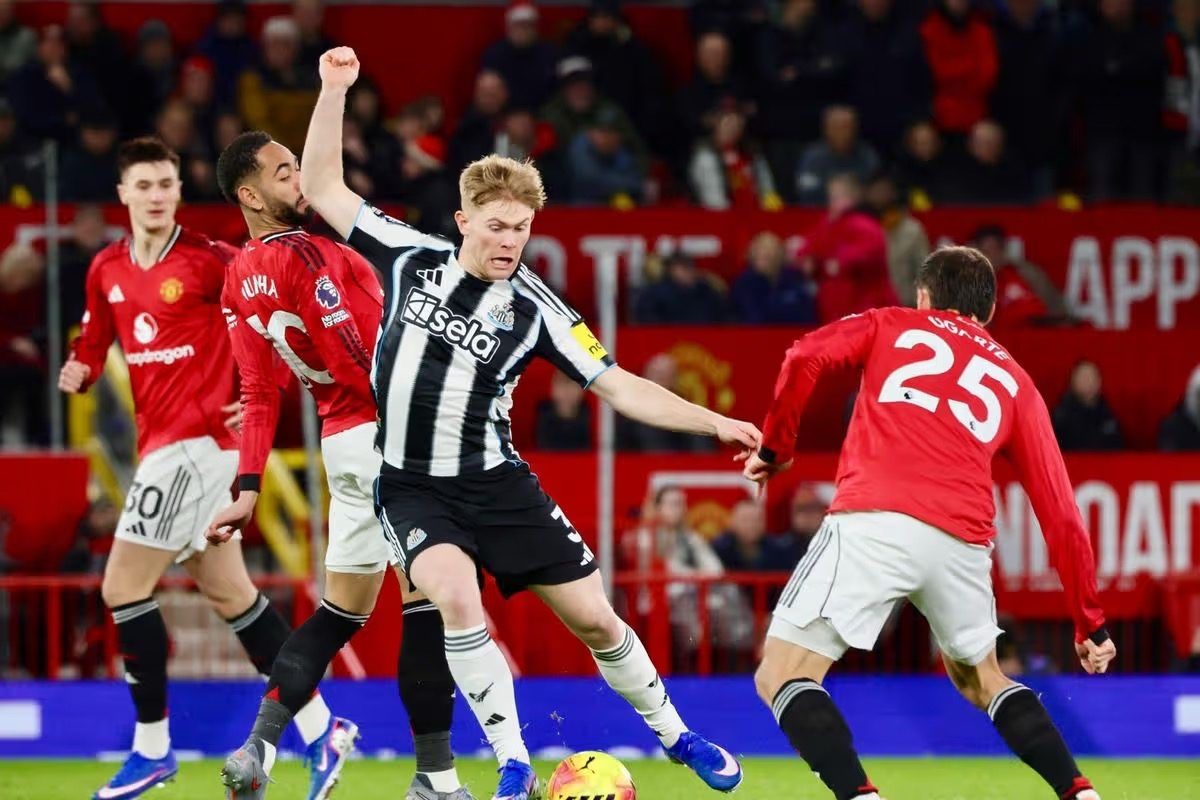 Lewis Hall nằm trong tầm ngắm Man United Lewis Hall nam trong tam ngam Man United