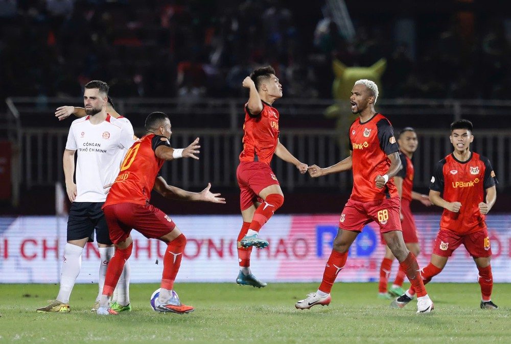 Ninh Bình đang sở hữu 48 điểm, nhiều hơn Hà Nội FC 3 điểm. Với lợi thế đó, thầy trò HLV Chu Đình Nghiêm chỉ cần giành thêm một điểm trong cuộc tiếp đón Hà Tĩnh ở vòng đấu cuối cùng là đủ để chắc chắn kết thúc mùa giải với tấm huy chương đồng. Ảnh: Hoàng Linh Ninh Bình đang sở hữu 48 điểm, nhiều hơn Hà Nội FC 3 điểm. Với lợi thế đó, thầy trò HLV Chu Đình Nghiêm chỉ cần giành thêm một điểm trong cuộc tiếp đón Hà Tĩnh ở vòng đấu cuối cùng là đủ để chắc chắn kết thúc mùa giải với tấm huy chương đồng. Ảnh: Hoàng Linh