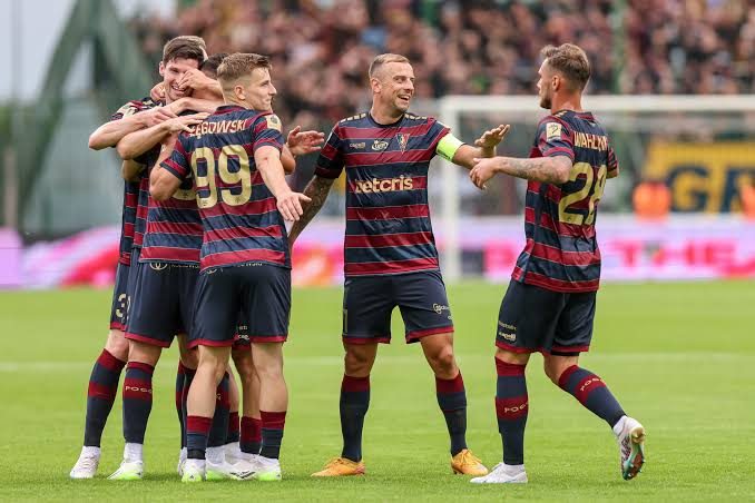 nhan-dinh-soi-keo-pogon-szczecin-vs-legia-warszawa-01h30-ngay-25-7-dai-chien-ruc-lua_143975-1 Nhận định, Soi kèo Pogon Szczecin vs Legia Warszawa 01h30 ngày 25/7: Đại chiến rực lửa - Ảnh 1